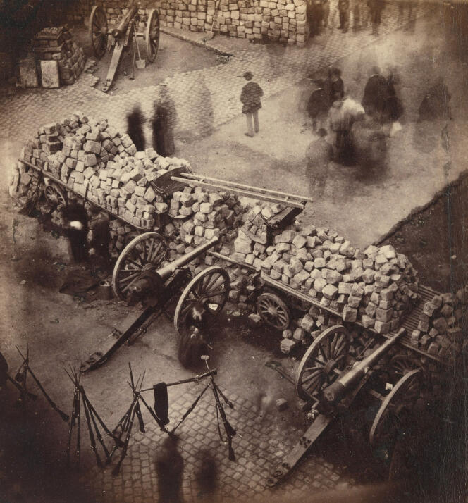 Une barricade près de l’Hôtel de ville, à Paris, en avril 1871.
