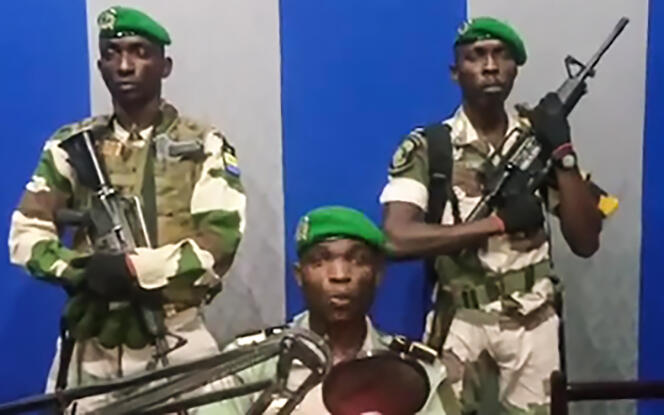 Le lieutenant de la garde républicaine Ondo Obiang Kelly, lors de son discours radiotélévisé appelant les Gabonais à « se lever », le 7 janvier.