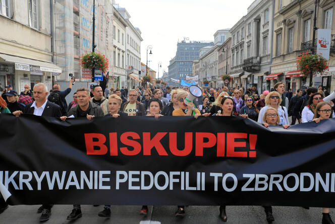 Des Polonais manifestent contre la pédocriminalité au sein de l’Eglise catholique, à Varsovie, le 7 octobre 2018. Sur la banderole, on peut lire : « La dissimulation d’affaires pédophiles est un crime ».
