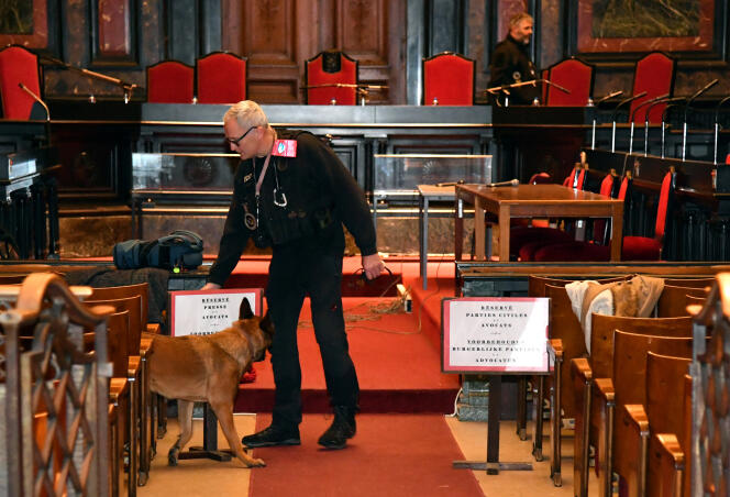 Un policier belge sécurise avec son chien la salle d’audience avant l’audience préliminaire, le 20 décembre 2018.