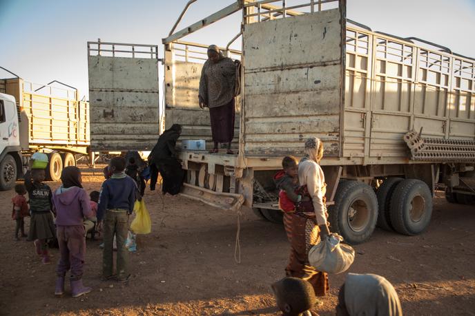 A l’intérieur de ce camion affrété par le Croissant rouge algérien de Tamanrasset jusqu’à Agadez, au Niger, la majorité des migrants refoulés sont nigériens, mais deux Camerounais et un Congolais font aussi partie du convoi.