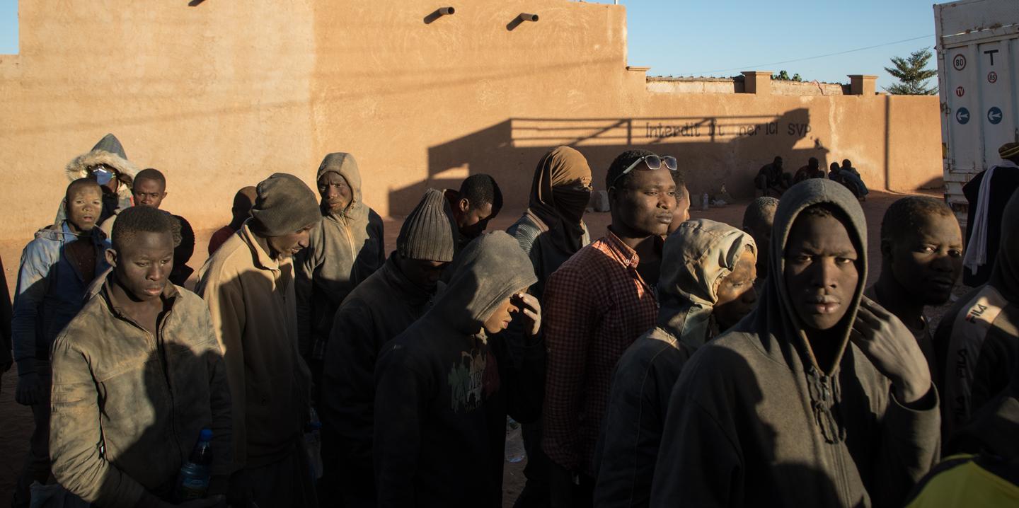 166 personas rechazadas por las autoridades argelinas del paÃ­s acaban de llegar al centro de la OIM en Arlit.  Caminaron a mÃ¡s de 15 kilÃ³metros entre In Guezzam (punto cero) y Assamakka, la primera ciudad nigeriana, la mÃ¡s cercana a Argelia, antes de ser recolectadas por la OIM. Para la mayorÃ­a, llegan exhaustas a Arlit, Cara cubierta de arena sin sus pertenencias o bajo.  Durante su arresto, la policÃ­a argelina confiscÃ³ sus telÃ©fonos celulares, sus ahorros y su ropa a cambio de un boleto de laboratorio fotogrÃ¡fico.  Finalmente, todas sus pertenencias se han ido.  Robado, a veces golpeado por las autoridades argelinas.  Vienen de Mali, Senegal, Guinea-Conakry, Benin, Togo y Nigaria.  Todos trabajaron en obras en Argelia.  Entre ellos, algunos son estudiantes.