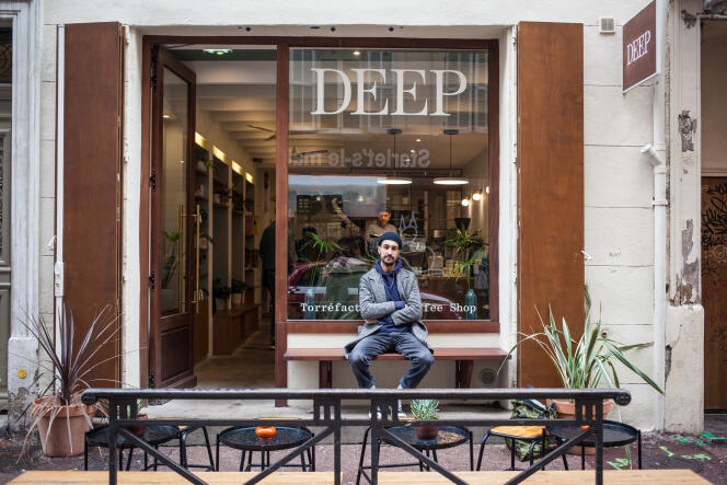 Tony Collins, le fondateur de Deep Coffee Roasters, rue Glandevès, à Marseille.