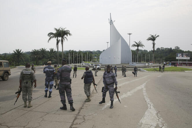 Des militaires patrouillent dans le centre de Libreville suite à la tentative avortée de coup d’Etat du 7 janvier 2019.
