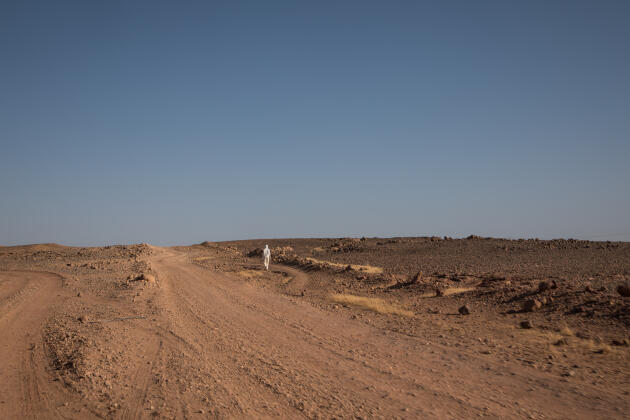 Ceux qui acceptent le programme de « retour volontaire » de l’OIM sont transportés à Agadez. Pour atteindre la capitale régionale, il faut emprunter sur 250 km la route de l’uranium, tellement dégradée qu’elle en est presque impraticable. BACHIR POUR LE MONDE