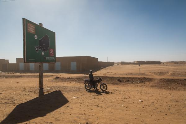 166 des 210 migrants secourus dans le désert le 7 décembre ont accepté d’être pris en charge par l’OIM. Les autres veulent repartir au plus vite. Il leur faudra « frauder », trouver un pick-up et payer le conducteur qui, la nuit venue, contournera la route à travers brousse. BACHIR POUR LE MONDE
