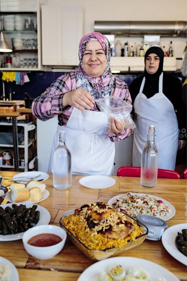 The Depanneur accueille des réfugiées syriennes qui cuisinent des plats vendus en ligne, ici Ghana Alabdullah et Ahd Alobi.