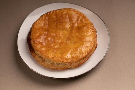 Une galette des rois classique.