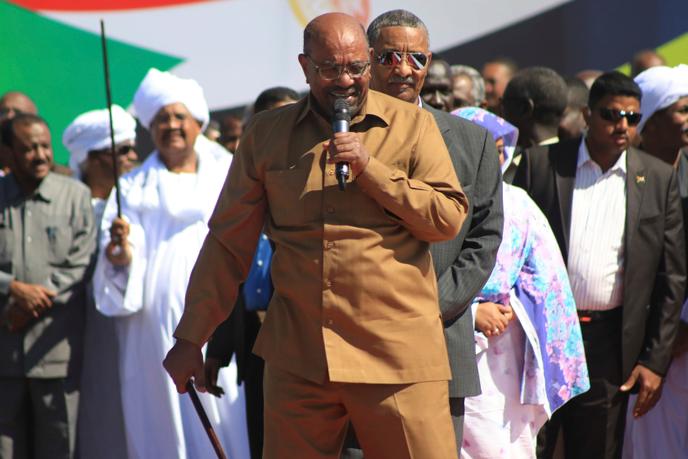 Le président soudanais, Omar al-Béchir, s’adresse à ses partisans lors d’un rassemblement à Khartoum (Soudan), le mercredi 9 janvier 2019. Une intervention après trois semaines de manifestations antigouvernementales. (AP Photo/Mahmoud Hjaj)