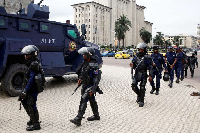 Des policiers congolais devant le siège de la commission électorale à Kinshasa, le 10 janvier 2019.