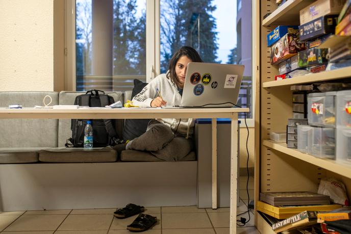 Une étudiante libanaise revise ses cours dans une salle de jeu de la maison des étudiants. Lieu où les étudiants passent la plupart de leur temps, en dehors des cours.
