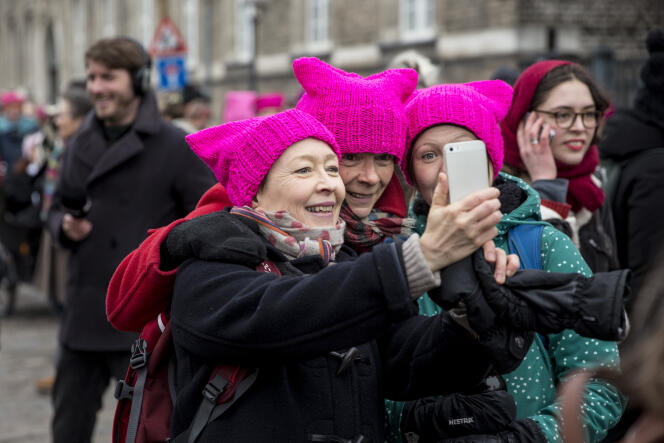 Des femmes, portant un « chapeau de chatte », posent pour un selfie lors d’un rassemblement organisé à l’occasion de la Journée internationale de la femme, à Copenhague, au Danemark, le 8 mars 2017.