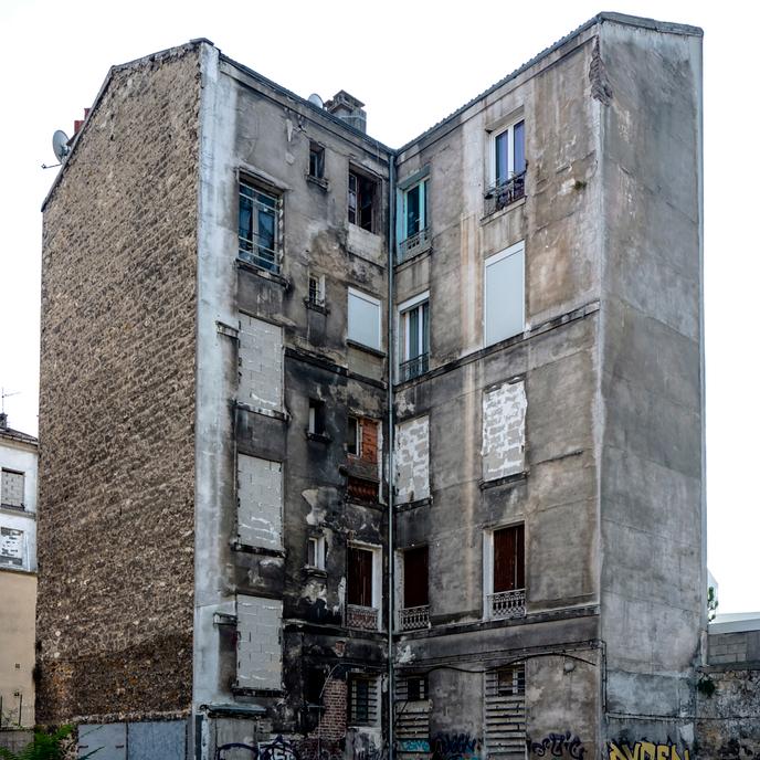 "The associations defending tenants, for their part, the lack of effectiveness of the measure" (An insalubrious building in Pantin, Saint-Denis).