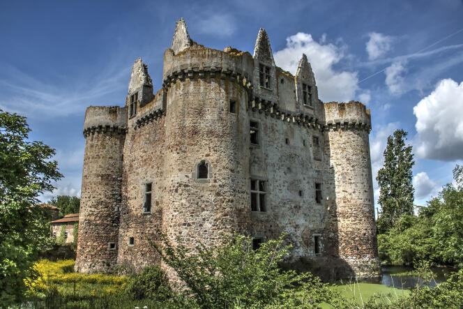 Le château de l’Ebaupinay à Breuil-sous-Argenton (Deux-Sèvres).