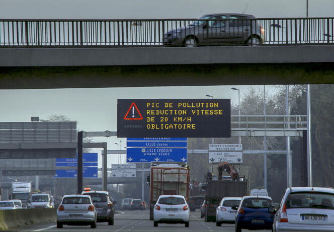 Panneau avertissant d’un pic de pollution sur le périphérique de Lille, en 2016.