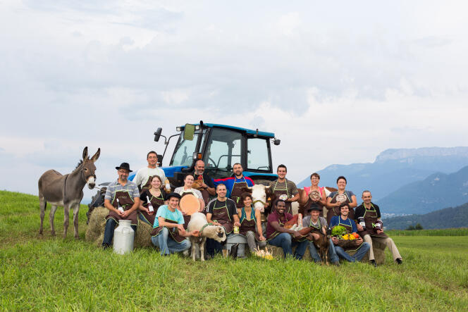 Les agriculteurs membres de C’nos terroirs, un magasin de vente de denrées alimentaires, à Seynod (Haute-Savoie), en juillet 2014.