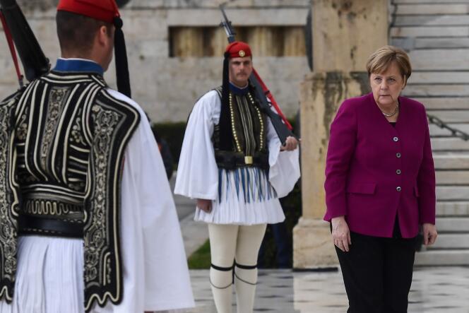 Angela Merkel se recueillant sur la tombe du soldat inconnu à Athènes le 11 janvier 2019.