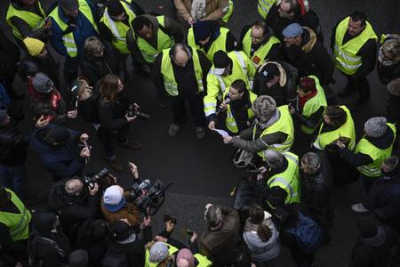 Des « gilets jaunes » devant des journalistes, samedi 5 janvier sur la place de la Bourse, à Paris.