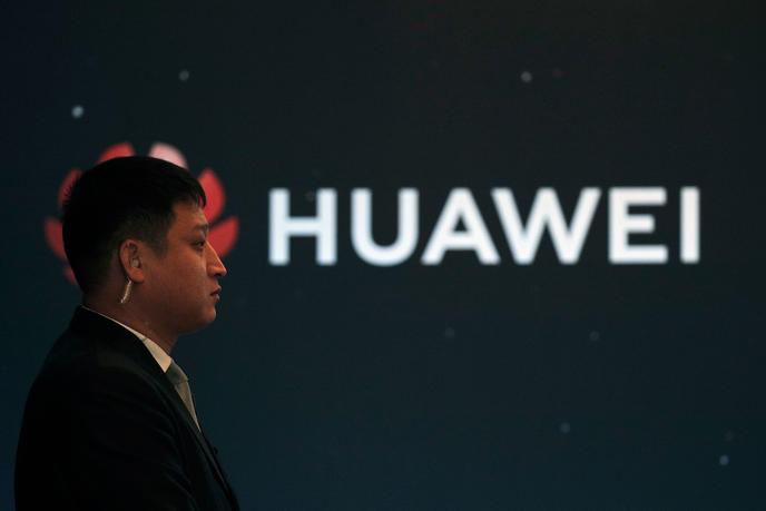 Membre d’un service de sécurité devant le logo de la compagnie chinoise Huawei, à l’occasion d’un lancement de produits, à Pékin, le 9 janvier 2019.