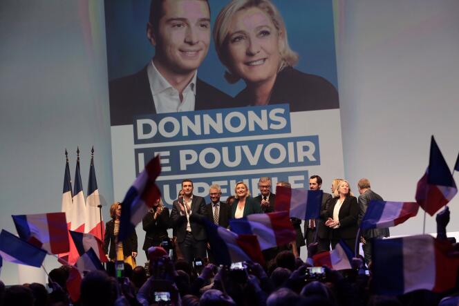 Jordan Barella et Marine Le Pen, entourés d’autres responsables du Rassemblement national, lors du meeting de lancement de la campagne pour les européennes, dimanche 13 janvier, à Paris.