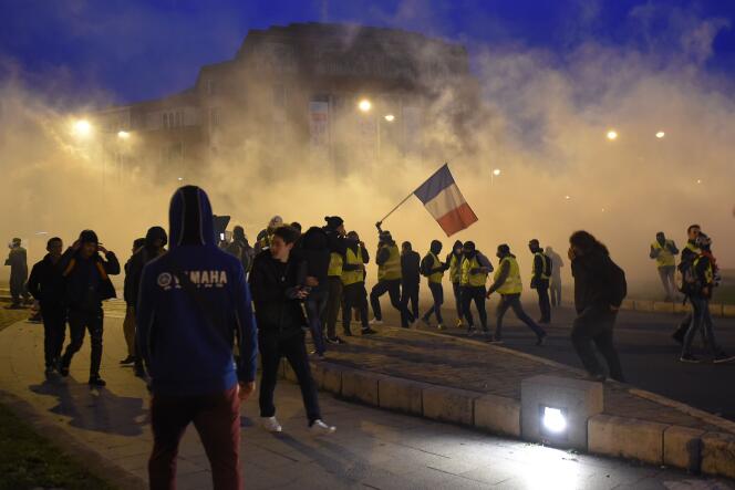 Des affrontements ont eu lieu sur la place Séraucourt, à Bourges (Cher), entre des manifestants et les forces de l’ordre, le 12 janvier.