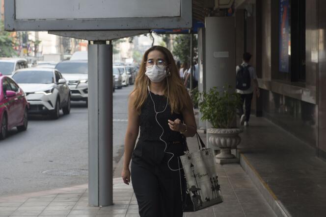 Une femme portant un masque pour se protéger de la pollution, à Bangkok, le 14 janvier 2019.