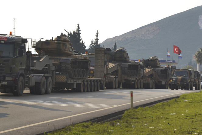 Un convoi militaire turc à destination de la Syrie, dans la province d’Hatay, dans le sud-est de la Turquie, près de la frontière syrienne.