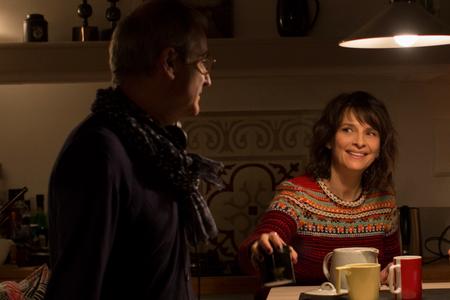 Olivier Assayas et Juliette Binoche sur le tournage de « Doubles vies ».