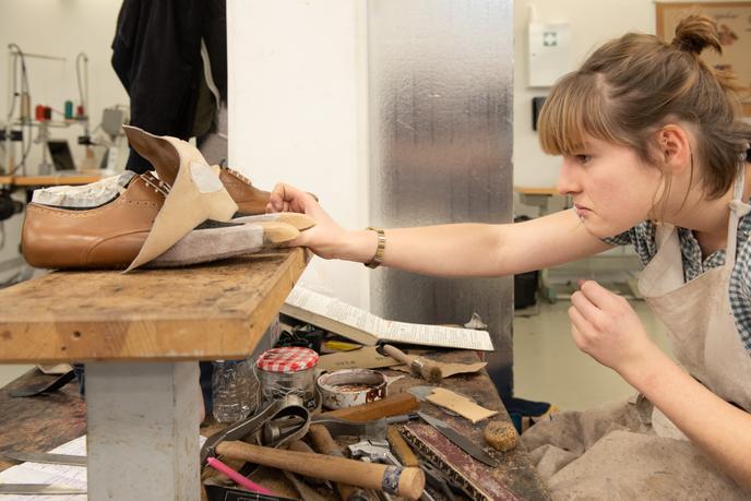 Vérification d’une chaussure avec comparaison des deux pieds, à la maison des Comagnons du devoir, à Pantin,  le 11 janvier.