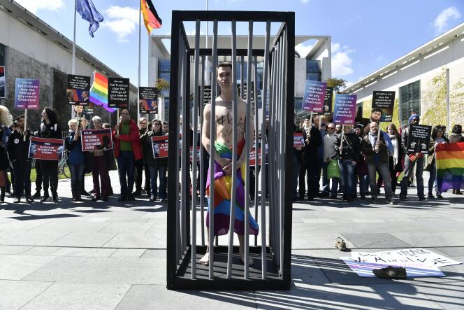 Le 30 avril 2017, à Berlin, des manifestants protestent contre la persécution des homosexuels en Tchétchénie.