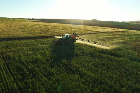 Epandage de glyphosate dans un champ.