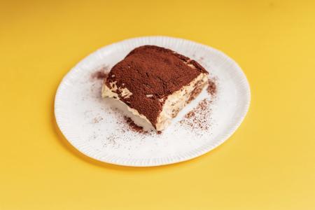 Le tiramisu : une crème de mascarpone, des biscuits, du café.