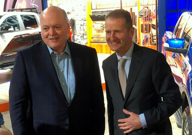Le PDG de Ford, Jim Hackett (à gauche), et celui de Volkswagen, Herbert Diess, au salon automobile de Detroit (Michigan), le 14 janvier.