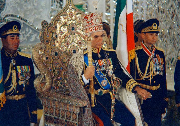 Octobre 1967. Le chah Mohammad Reza Pahlavi, sur son trône à Téhéran.