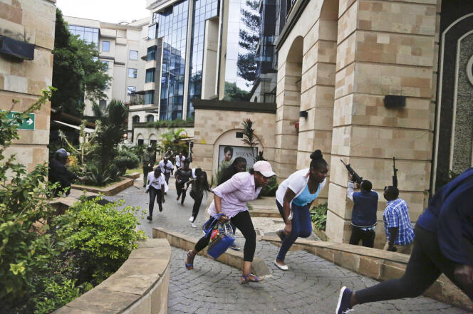 Des Kényans fuient sous les tirs des forces de sécurité et des terroristes qui ont attaqué un complexe hôtelier, à Nairobi, le 15 janvier.