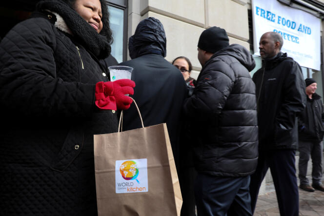 Des fonctionnaires fédéraux attendent pour obtenir un repas gratuit délivré par l’association World Central Kitchen, à Washington, le 16 janvier.