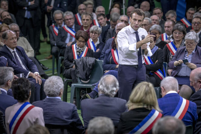 Emmanuel Macron dans le gymnase de Grand Bourgtheroulde (Eure), devant quelque six cents maires normands, le 15 janvier.