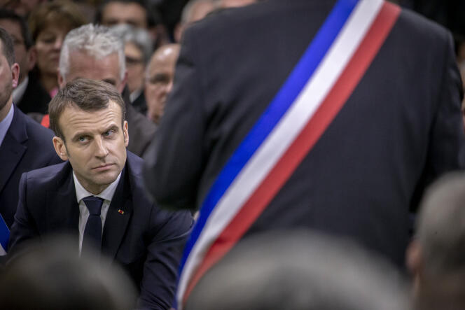 Emmanuel Macron participe à une rencontre avec les maires de la région Normandie, ouvrant le grand débat national suite à la crise des gilets jaunes.