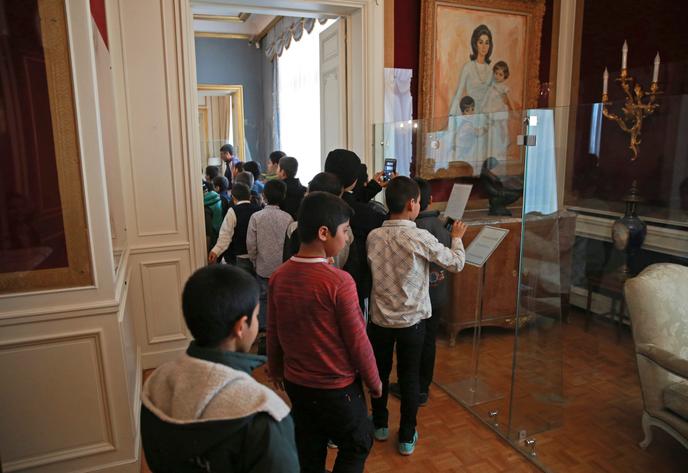 Le 15 janvier, à Téhéran, des écoliers visitent le palais Niavaran, qui fut la résidence du chah Mohammad Reza Pahlavi et de sa famille.