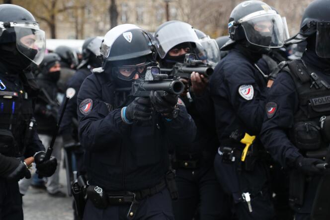 Des membres de la police nationale armés d’un LBD 40, à Paris, le 12 janvier.