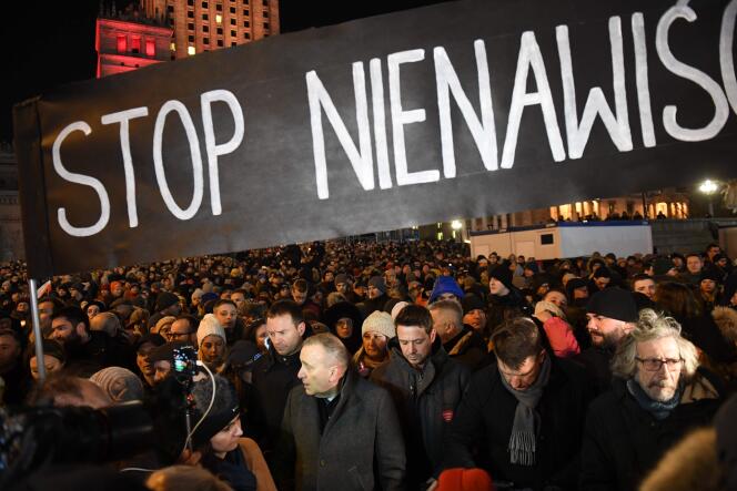 Des milliers de personnes à Varsovie appellent à mettre fin à la haine, après l’assassinat du maire de Gdansk, le 14 janvier.