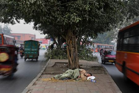 Un sans-abri dans les rues de New Delhi : près de 800 millions d’Indiens vivent dans la pauvreté.