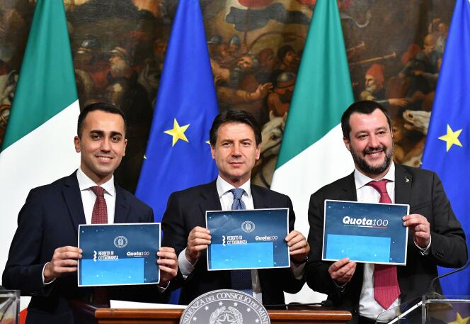 Le président du Conseil italien, Giuseppe Conte, flanqué de ses deux vice-premiers ministres, Luigi Di Maio (à gauche sur la photo) et Matteo Salvini (à droite), dans la salle de presse du Palais Chigui, le 17 janvier.