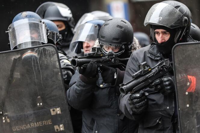 Des policiers équipés de LBD40, le 15 décembre à Paris.