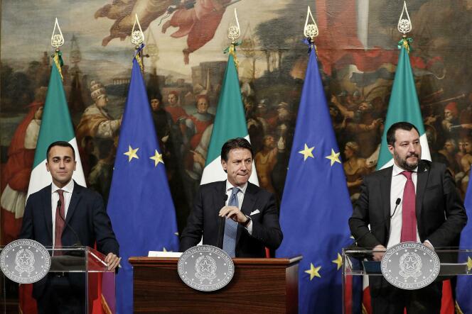 Le président du conseil italien Giuseppe Conte, center, entouré de ses deux vice-président Luigi Di Maio (à gauche) et Matteo Salvini, à Rome, le 17 janvier.