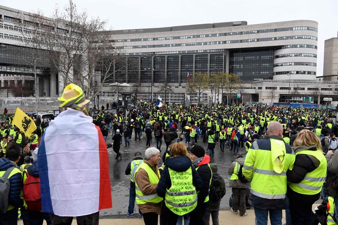 Des « gilets jaunes » devant le ministère des finances, à Bercy, le 12 janvier.