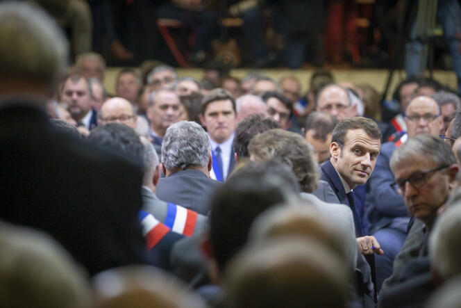 Emmanuel Macron lors de sa rencontre avec des maires d’Occitanie pour préparer le Grand débat national, à Souillac (Lot ), le 18 janvier.