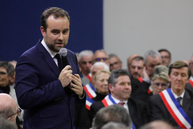 Sébastien Lecornu , ministre délégué aux collectivités territoriales, lors d’une rencontre avec des élus locaux, à Souillac (Lot), dans le cadre du grand débat national, le 18 janvier.