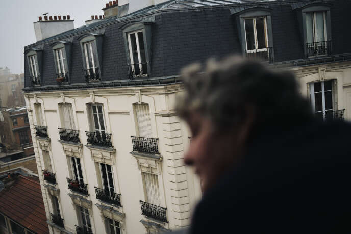 Violette, après plusieurs années dans la rue, profite de la vue depuis son appartement à Paris, le 27 décembre 2018.