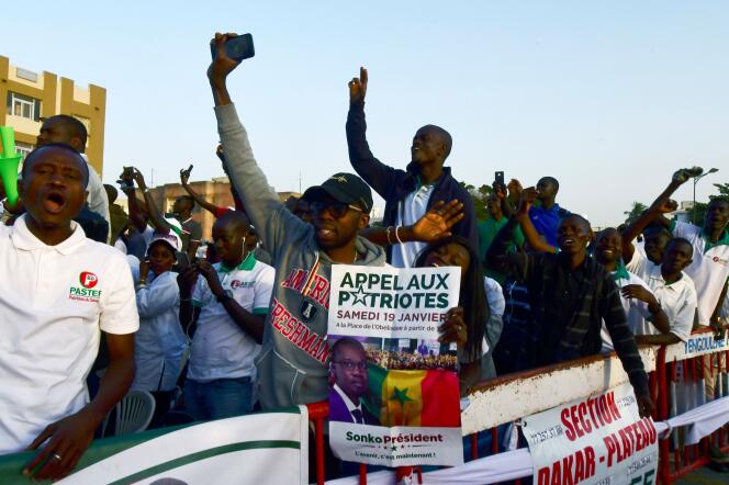 Des supporters du candidat Ousmane Sonko le 19 janvier à Dakar.